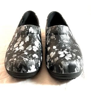 Crocs Dual Comfort Floral Slip Resistant Clogs size 7